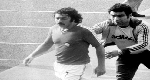 بالفيديو.. أول مرة.. من هو المطرود بالبطاقة الحمراء الأولى في التاريخ؟